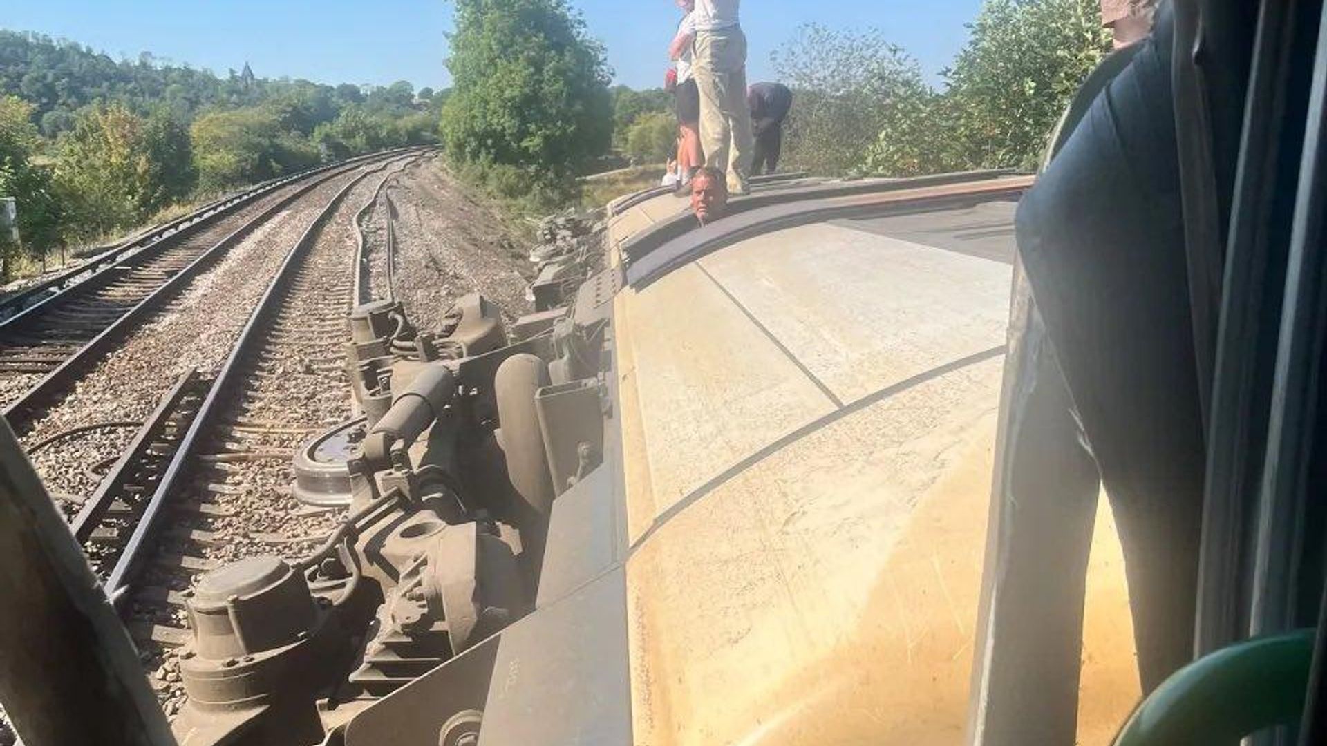 İngiltere’de yolcu treni raydan çıktı: 11 yaralı var